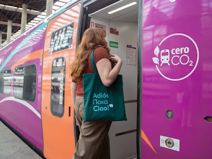 Una viajera, con bolsa de Blablacar, sube a un tren de alta velocidad Avlo de Renfe.