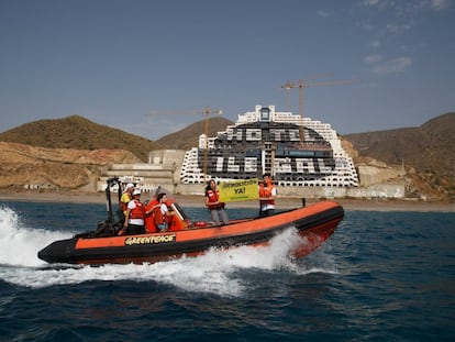 Activistas de Greenpeace reclaman la demolición del hotel del paraje del Algarrobico en la costa de Carboneras (Almería).