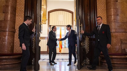 El Presidente del Parlament, Josep Rull, saluda a Salvador Illa, durante la ronda de consultas previa a su investidura.