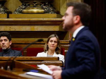 La presidenta del grupo de En Comú Podem en el Parlament, Jéssica Albiach, atiende la intervención del presidente de la Generalitat, Pere Aragonès, en un pleno.