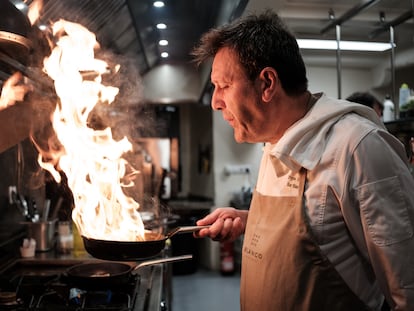 Pepe Ron prepara un plato en la cocina de El Blanco.