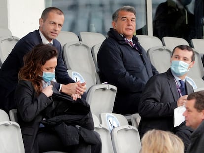 El presidente de la UEFA, Aleksander Ceferin, y el presidente del Barcelona, Joan Laporta, durante la final de la Champions femenina de 2021.