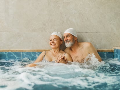 IUna pareja en un balneario.