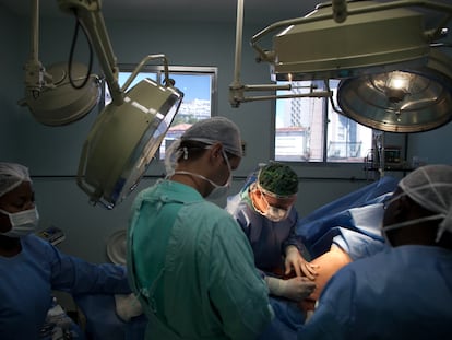 Médicos realizan una operación en el hospital Santa Casa de Misericordia de Río de Janeiro, Brasil, en una imagen de archivo.