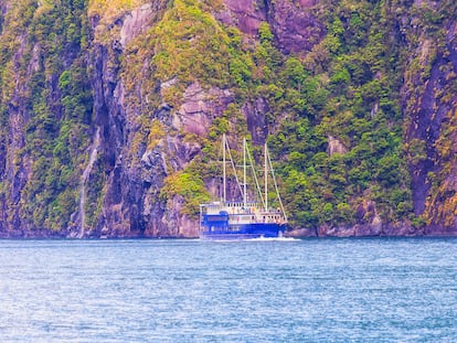 Un barco recorre el Milford Sound, un fiordo situado en el suroeste de la Isla Sur de Nueva Zelanda.