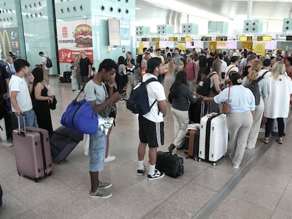 Viajeros ante los puestos de facturación de la terminal 1 de Barcelona-El Prat.