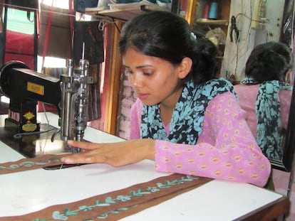 Nasreen Sheik en Local Women Handicrafts, en Nepal, con 15 años.