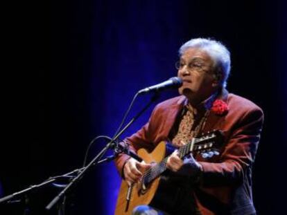 Caetano Veloso durante un concierto en Oporto.