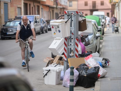 Bolsas de basura en las calles de Meliana (Valencia), en una imagen tomada el pasado lunes.