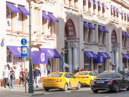 Coches y tiendas de alta gama, en una céntrica calle de Moscú.