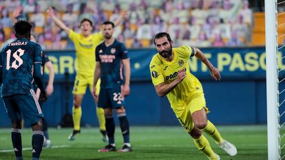 Raúl Albiol celebra el segundo gol del Villarreal ante el Arsenal.