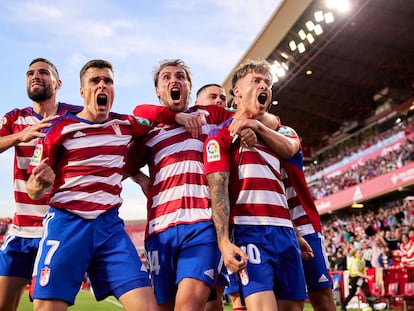 Los futbolistas del Granada CF celebran un tanto en un partido contra el Real Oviedo, el pasado marzo