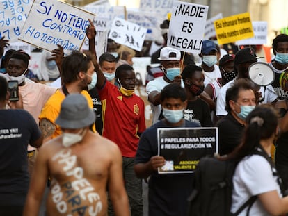 Protesta en Madrid, en 2020, para pedir la regularización de inmigrantes.