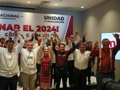 Autoridades de Morena junto a las 'corcholatas' del partido, el pasado 11 de junio, en CIudad de México.