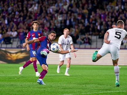 Ferran Torres anota el primer gol del FC Barcelona ante el FC Shakhtar Donetsk .