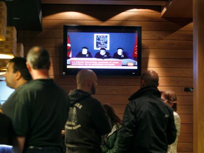 Clientes del bar de la sede del PNV en Bilbao ven el 20 de octubre de 2011 la lectura del comunicado de ETA anunciando el fin de la violencia.