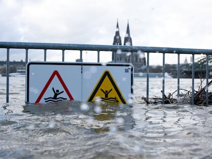 Una señal cerca del Rin en Colonia, Alemania, este 26 de diciembre.