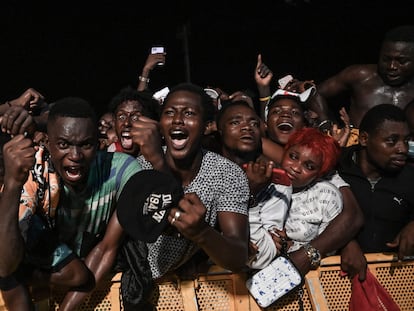 l público reacciona mientras el rapero maliense Iba one actúa en el escenario del Festival de Música Urbana de Anoumabo (Femua) en Abiyán, el 14 de mayo de 2022.