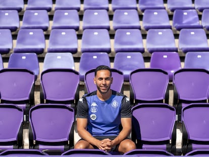 Anuar Tuhami  posa en la grada del estadio José Zorrilla de Valladolid, el 7 de agosto de 2024.