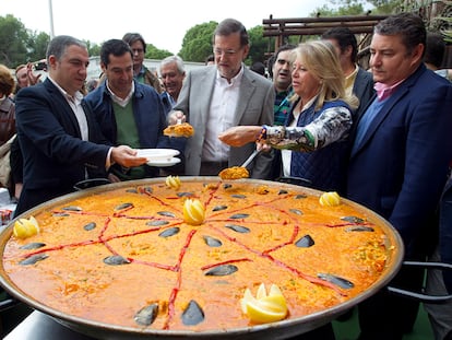 Ángeles Muñoz, alcaldesa de Marbella, en un acto de campaña celebrado en la ciudad malagueña para las elecciones generales de diciembre de 2015, junto a Elías Bendodo, Juan Manuel Moreno, Mariano Rajoy y Antonio Sanz.