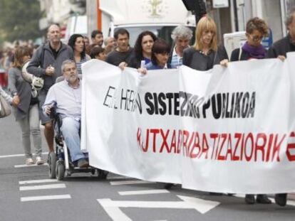 Cadena humana ante la sede de Kutxa en San Sebastián.