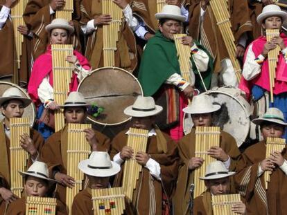 Músicos indígenas en una ceremonia en Tiahuanaco, el pasado enero.