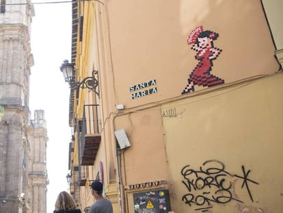 Uno de los mosaicos colocados por el artista Invader en Málaga.