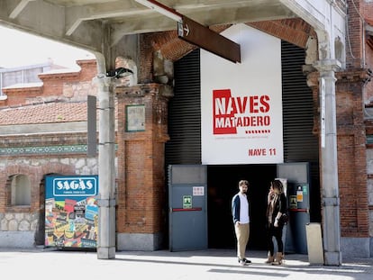 Entrada a una de las naves teatrales de Matadero.