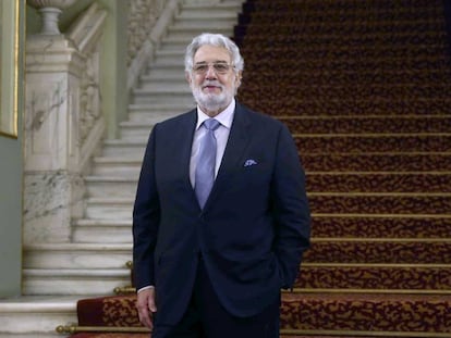 El tenor espa&ntilde;ol Pl&aacute;cido Domingo en las escaleras del Liceo.