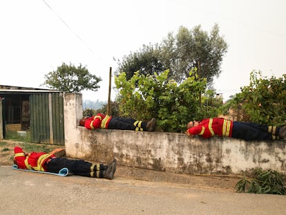 Tres bomberos descansan en Águeda, donde se ha registrado uno de los siniestros más graves de las últimas horas.