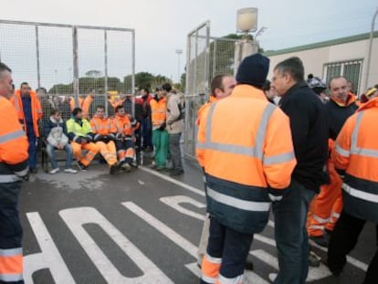 Empleados de la sociedad Ensur, en una protesta en 2010.