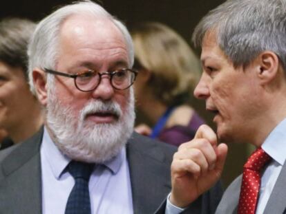 A la izquierda, Miguel Arias Ca&ntilde;ete, este lunes en Bruselas.