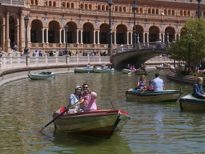 Turistas en las barcas de la Plaza de España de Sevilla.