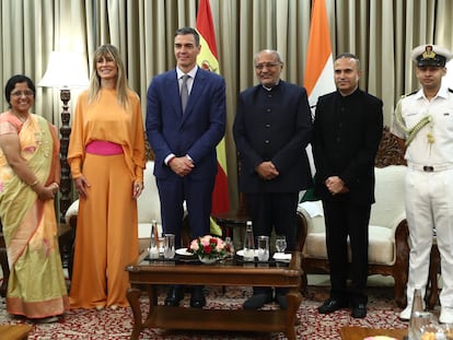 El presidente del Gobierno, Pedro Sánchez (tercero desde la izquierda), junto a su esposa Begoña Gómez (a su lado), durante un encuentro con el gobernador del Estado de Maharashtra, Shri C.P. Radhakrishnan (junto a Sánchez), en la residencia oficial del gobernador, en Bombay este martes.