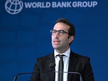 El ministro español de Economía, Comercio y Empresa, Carlos Cuerpo, durante una conferencia de prensa este jueves en las reuniones del FMI y el Banco Mundial.