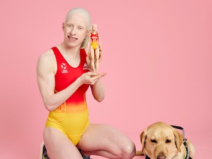 La campeona paralímpica Susana Rodríguez con la nueva Barbie hecha a su semejanza y 'Yellow', su perro guía, que también cuenta con su propia figura para acompañar a la muñeca de la atleta.