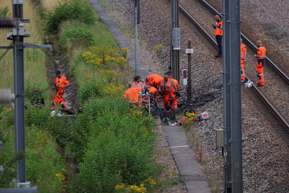 Trabajadores de la empresa nacional francesa de ferrocarril reparan las vías afectadas por el sabotaje, este viernes en Croisilles, en el norte de Francia. 