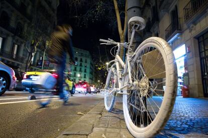 Bicicleta blanca que desde ayer homenajea a la ciclista muerta el lunes en la calle Diputaci&oacute; de Barcelona. 