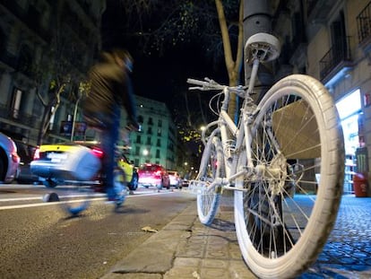 Bicicleta blanca que desde ayer homenajea a la ciclista muerta el lunes en la calle Diputaci&oacute; de Barcelona. 