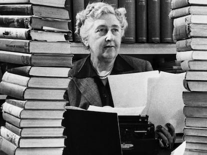 La escritora Agatha Christie, en su casa de Wallingford (Inglaterra) en 1950.