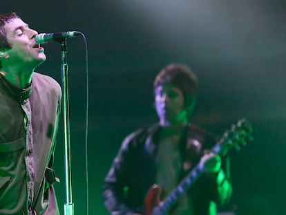 Liam Gallagher (izquierda) y Noel Gallagher (derecha), en una actuación de Oasis de 2009 en Graefenhainichen, Germany.