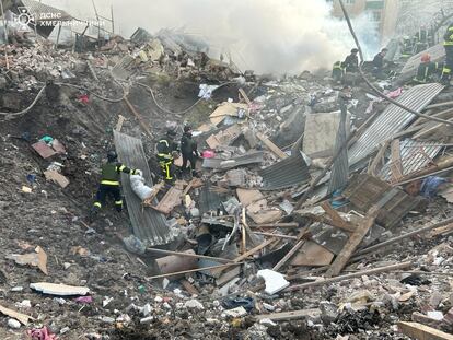 Un equipo de rescate trabaja entre los escombros de un edificio bombardeado por Rusia en Khmelnitskii, el 22 de marzo.