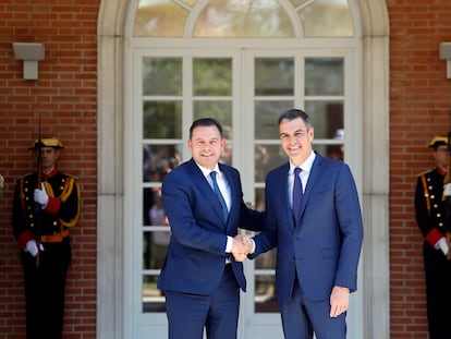 El presidente del Gobierno, Pedro Sánchez, recibe en la Moncloa al primer ministro de Portugal, Luís Montenegro, en su primera visita al exterior tras tomar posesión, el 15 de abril.