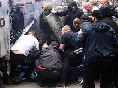 Choque entre los manifestantes de la minoría serbokosovar y soldados de la fuerza de mantenimiento de la estabilidad de la OTAN en la ciudad de Zvecan, en el norte de Kosovo, este lunes.