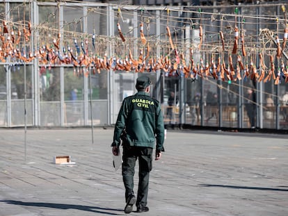 Un agente del equipo de intervención de armas de la Guardia Civi, inspecciona el material pirotécnico montado para la 'mascletà' de la Plaza del Ayuntamiento de Valencia.