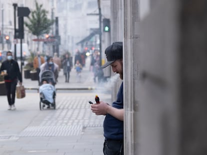 El vapeo es una práctica en alza por la influencia de personajes populares.