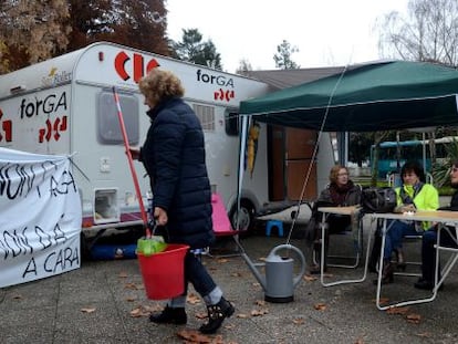 Limpiadoras del Arsenal de Ferrol, acampadas para exigir sus salarios