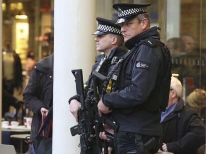 Dos polic&iacute;as brit&aacute;nicos, en la estaci&oacute;n londinense de Saint Pancras, el pasado viernes.