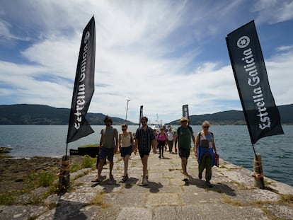 Asistentes a la primera jornada del Sinsal desembarcan en la isla de San Simón, en una imagen cedida por la organización del festival.