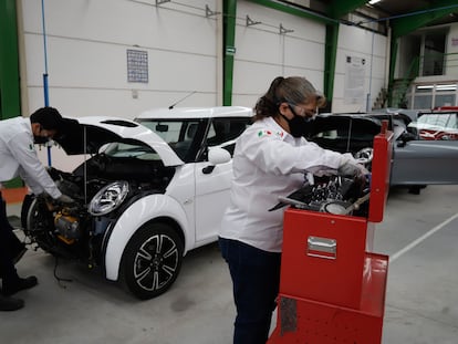 Trabajadores ensamblan un auto eléctrico en una planta automotriz en la ciudad de Puebla, en marzo de 2022.